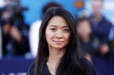 Хлоя Чжао получила «Оскара» как лучший режиссер за фильм «Земля кочевников»