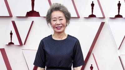 Оскар-2021: лучшая актриса второго плана — Юн Ё-джон