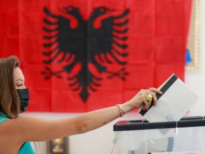 Экзит-полы выборов в Албании: лидируют социалисты, но демократы близко