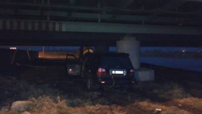 Под закрытым на ремонт «мостом глупости» в Петербурге застрял внедорожник