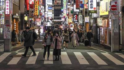 Большинство населения Японии выступило против коронавирусных ограничений