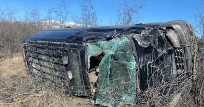 Микроавтобус с пьяным водителем опрокинулся в Якутии, пострадали трое