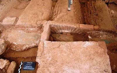 Гробница вооруженного воина V века обнаружена в центре греческого города