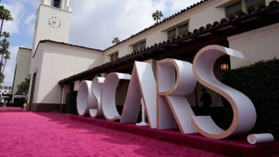 Аманда Сейфрид - Андра Дэй - ТОП-5 самых ярких нарядов на красной дорожке «Оскара» — видео - 5-tv.ru - США - Лос-Анджелес