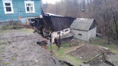 В Нижегородской области два дома развалились пополам из-за схода грунта