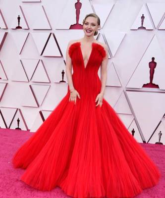Какая манкая: Аманда Сайфред в образе красной королевы на «Оскаре-2021»