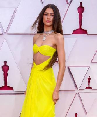 Калифорнийская принцесса: Зендая в «пляжном» желтом платье на «Оскаре-2021»