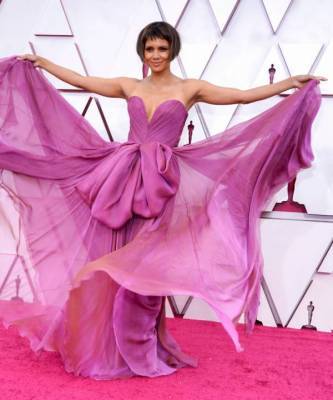 Сиреневый махаон: игривый образ Холли Берри на красной дорожке «Оскара-2021»