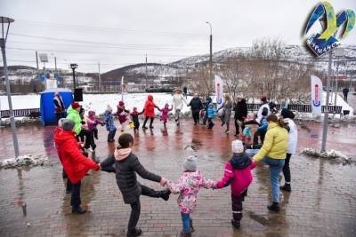 Жители Муранска приняли участие в танцевальном занятии «Подзарядка»