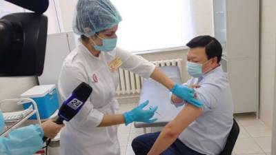 Министр здравоохранения Казахстана привился местной вакциной