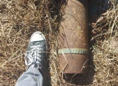 Фото: два боеприпаса нашли с помощью граблей возле дома в Портовом