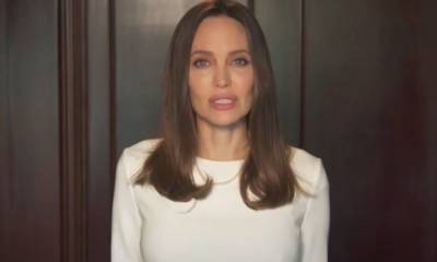 Анджелина Джоли едва удержала платье, которое слишком высоко задрал ветер: эффектный кадр всплыл в Сети
