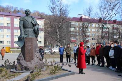 Жители Корсакова возложили цветы к памятнику Невельскому