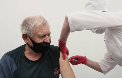 Программа поощрения пенсионеров за вакцинацию от COVID-19 стартует в Москве