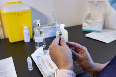 В Германии шести пациентам ввели физраствор вместо вакцины от COVID-19