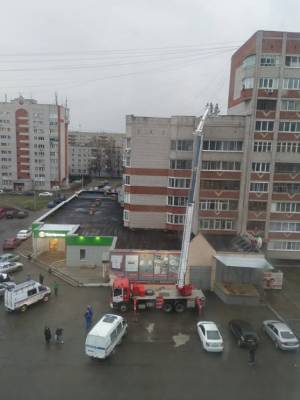 В столице Удмуртии пожарные эвакуировали мужчину с крыши (ВИДЕО)