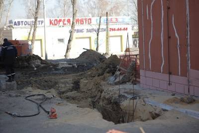 Коммунальщики рассказали о ходе работ на Куйбышева, где из-за провала раскопали дорогу