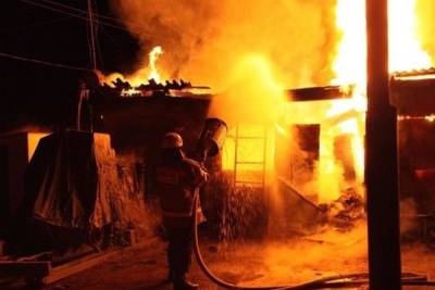 В Шахтах 61-летний мужчина погиб при пожаре в летней кухне