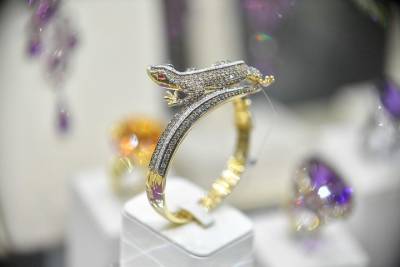 Кольцо из белого золота с бриллиантом украли с выставки в Москве