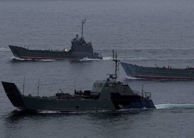 На острове Русский морпехи отработали выгрузку с десантных кораблей