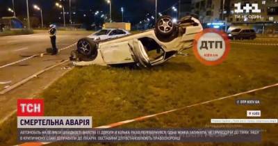 Ужасная авария в Киеве: авто вылетело на газон и перевернулось