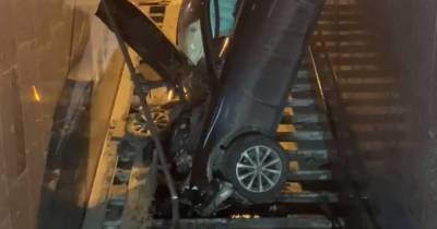 Автомобиль каршеринга влетел в подземный переход в Москве