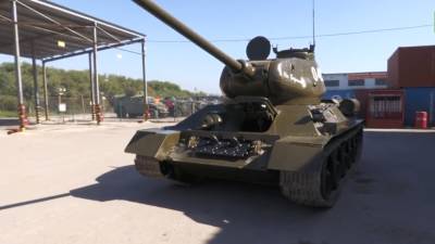Танк Т-34 возглавит марш в День Победы на авиабазе Хмеймим — видео