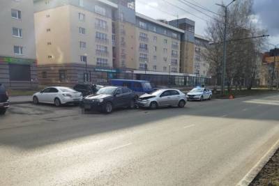 Молодая водительница на Chevrolet протаранила BMW в Петрозаводске