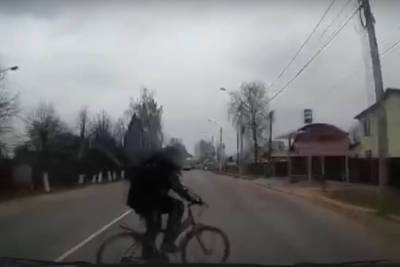 Появилось видео наезда автомобиля на велосипедиста в Тверской области