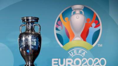 В Румынии во время телевизионного эфира упал трофей Евро-2020