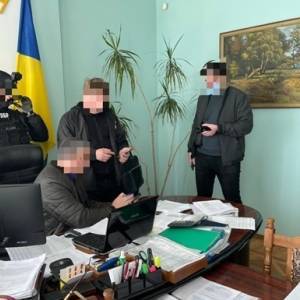 Налоговика из Винницкой области задержали на взятке в размере 50 тысяч гривен. Фото
