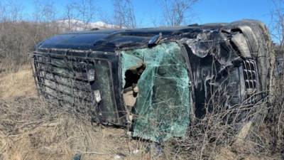Три человека пострадали при опрокидывании микроавтобуса в Якутии