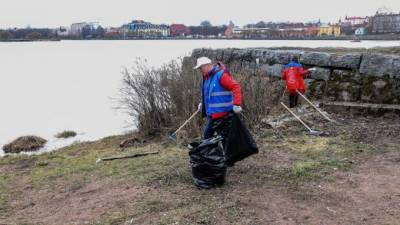 С территории Петровской набережной вывезли около 70 кубометров мусора