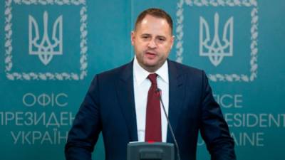 Глава офиса Зеленского считает некорректным приглашать Владимира Путина в Киев
