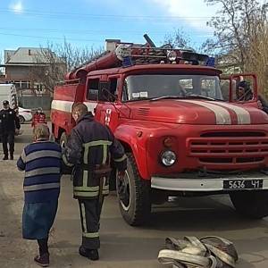 В Бердянске во время пожара в многоэтажке спасли 7 человек, среди них двое детей. Фото