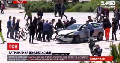 Задержание по-албански: в Тиране прохожий остановил авто, что дрифтувало на пешеходной зоне