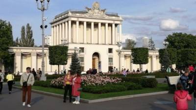 Реставраторы обнаружили исторические надписи на стенах павильона ВДНХ в Москве