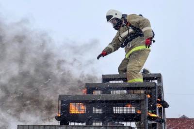 В Липецке пожарные будут перемещать автомобиль за канат и передвигать покрышки ударами кувалды