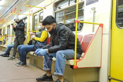 В Москве усилили контроль за масочно-перчаточным режимом в метро