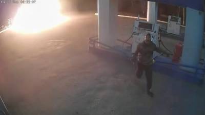 Мужчина получил тяжелые ожоги при попытке поджечь АЗС. Видео