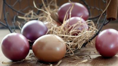 Диетолог перечислил безопасные способы окраски пасхальных яиц