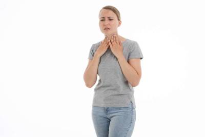 Медики объяснили, когда боль в горле может быть признаком онкологии