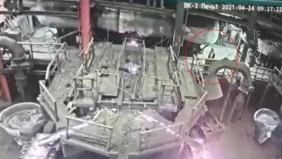 Засыпало шихтой: камера сняла гибель рабочего на заводе в Медногорске