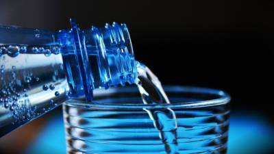 Доктор Мясников объяснил, кому нужно пить меньше воды