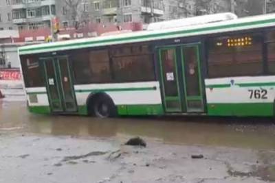 В Ярославле автобус лег на брюхо и собрал рекордную пробку
