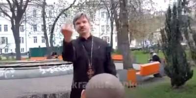 Соцсети: в Киеве пьяный священник приставал к девушкам и показывал всем средний палец — видео