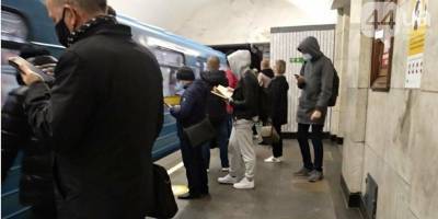 Локдаун в Киеве: в метро на станциях и в вагонах толпы людей — фото