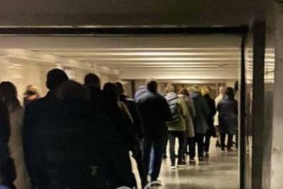 "Что там о дистанции и карантине?": в сети показали огромную очередь в метро в Киеве