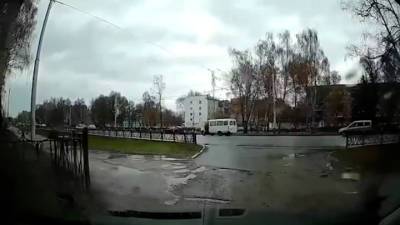 В Башкирии водитель пассажирской "Газели" выпал из кабины на ходу