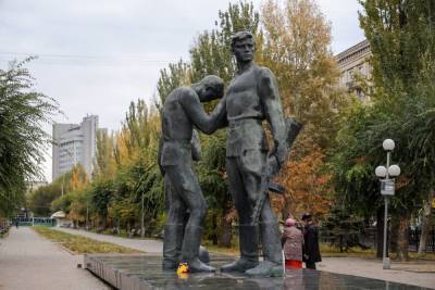 В центре Волгограда восстановят памятник комсомольцам